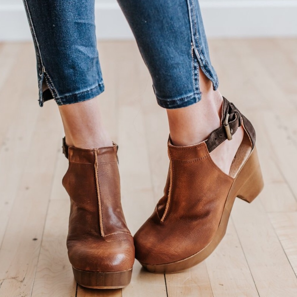 |•Free People•| ‘Amber Orchard’ Clogs